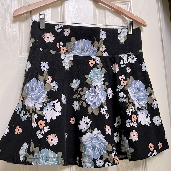 Garage Floral Black Stretch Mini Skirt Women’s Size M - Picture 2 of 4